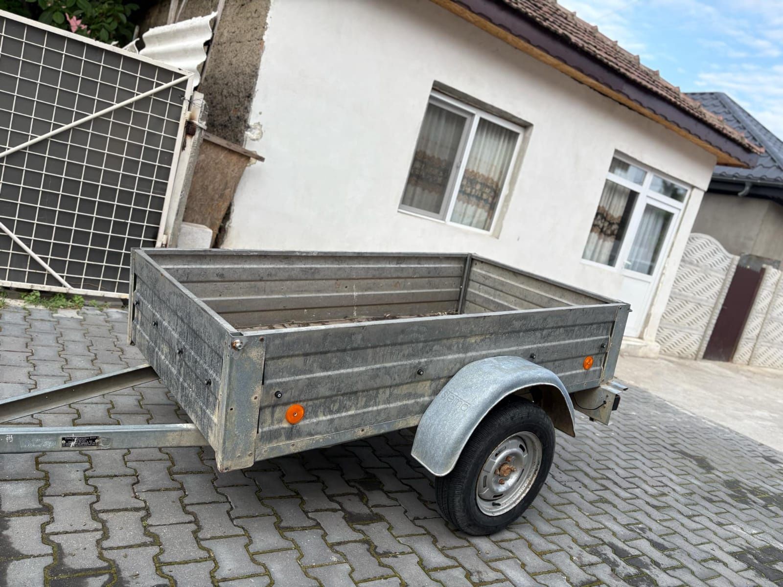 Vând remorca auto