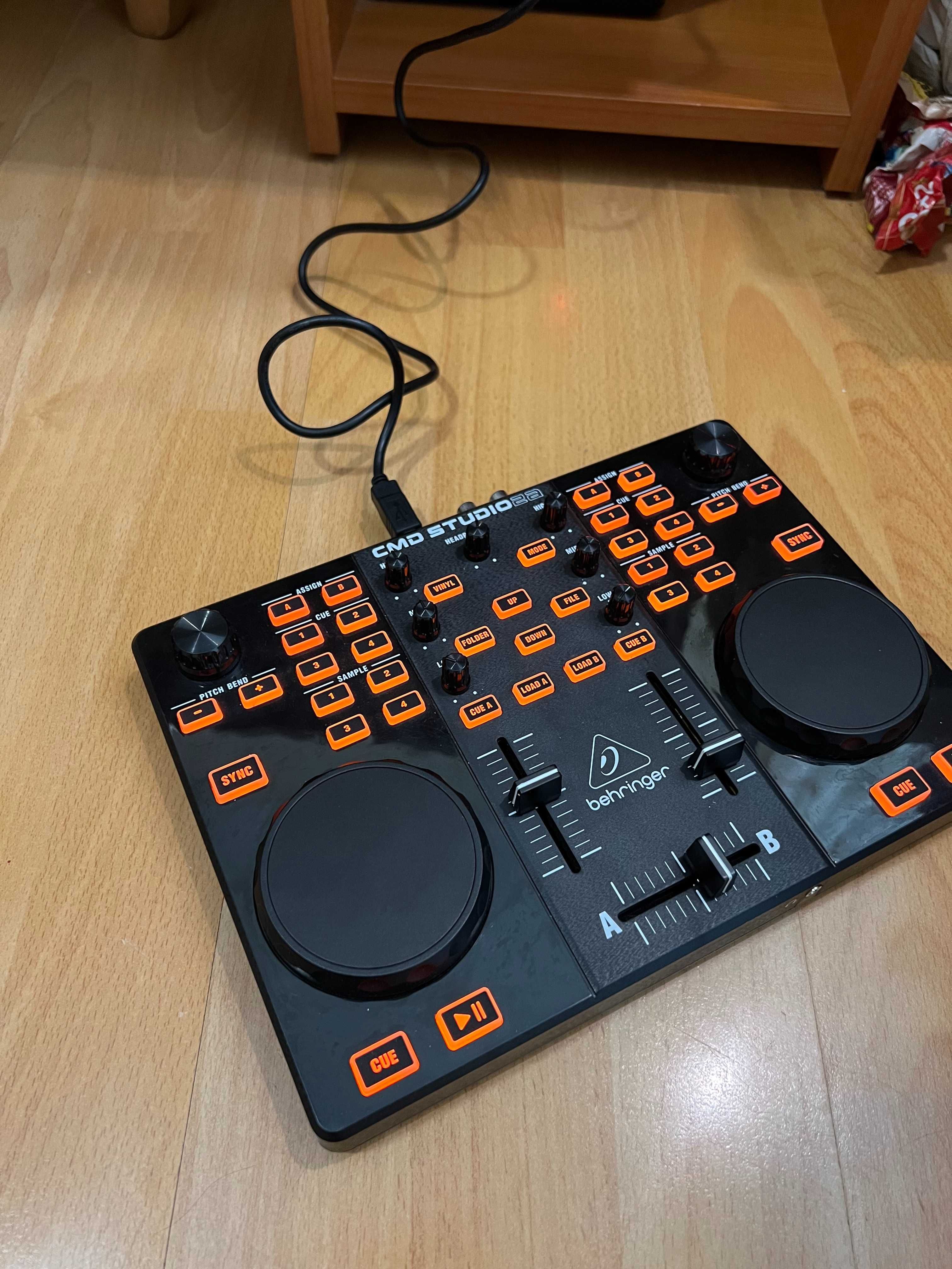 DJ контролер / микс пулт / миксер Behringer