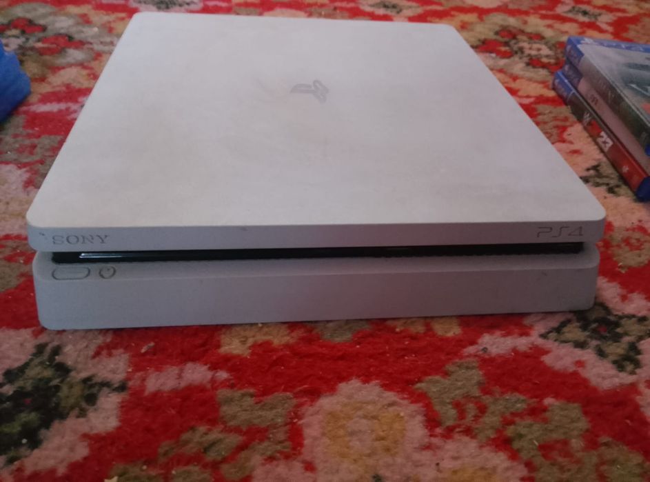 PlayStation Ps4 stare ireproșabilă fara card se vinde cu un controler