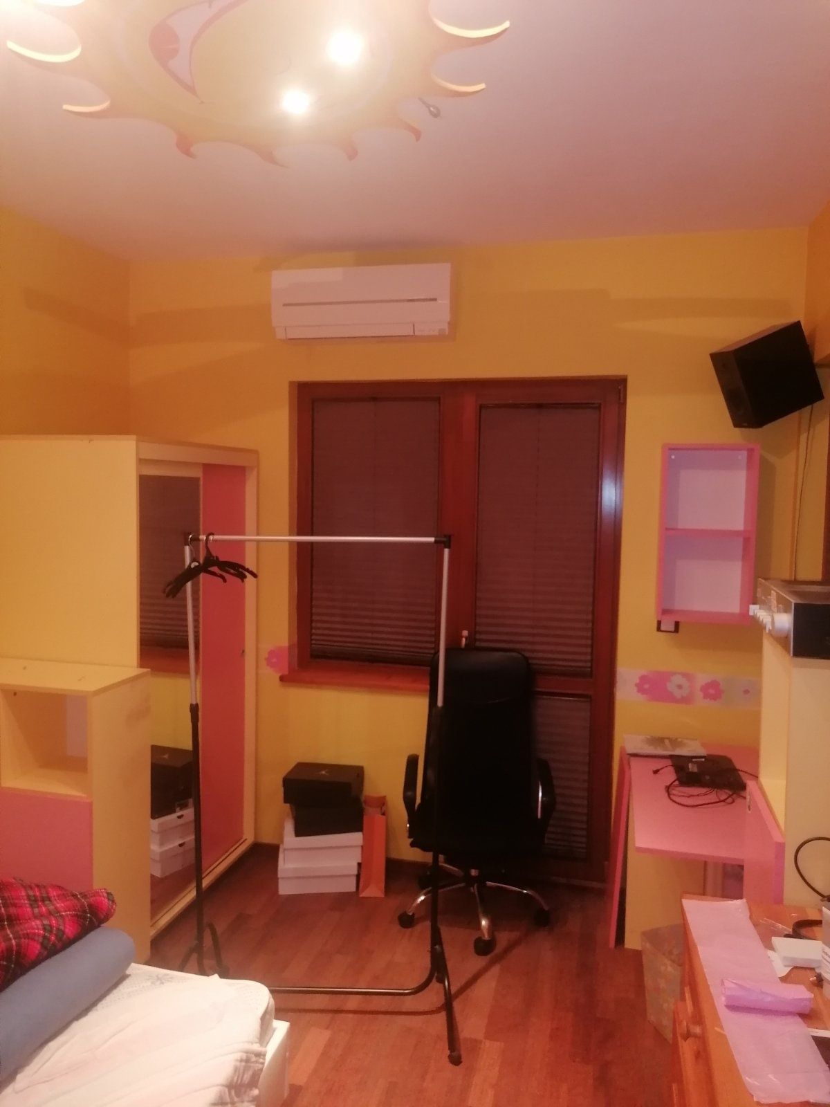 Мебели за момиче в розово и жълто