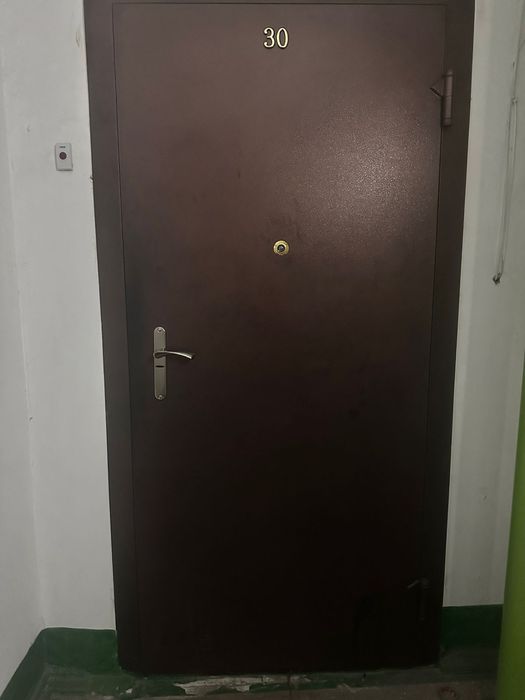 Продам металлическую дверь