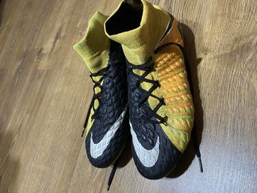 Професионални бутонки Nike Hypervenom