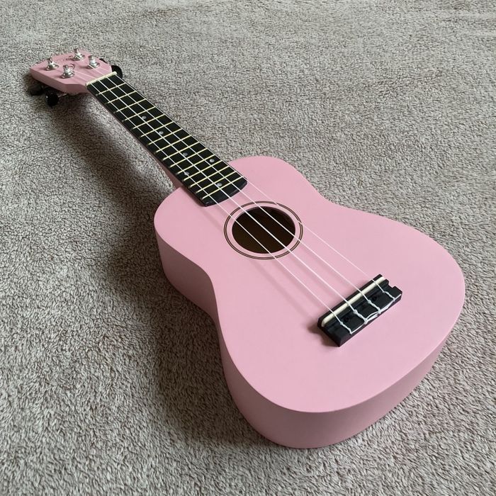 Новая розовая укулеле