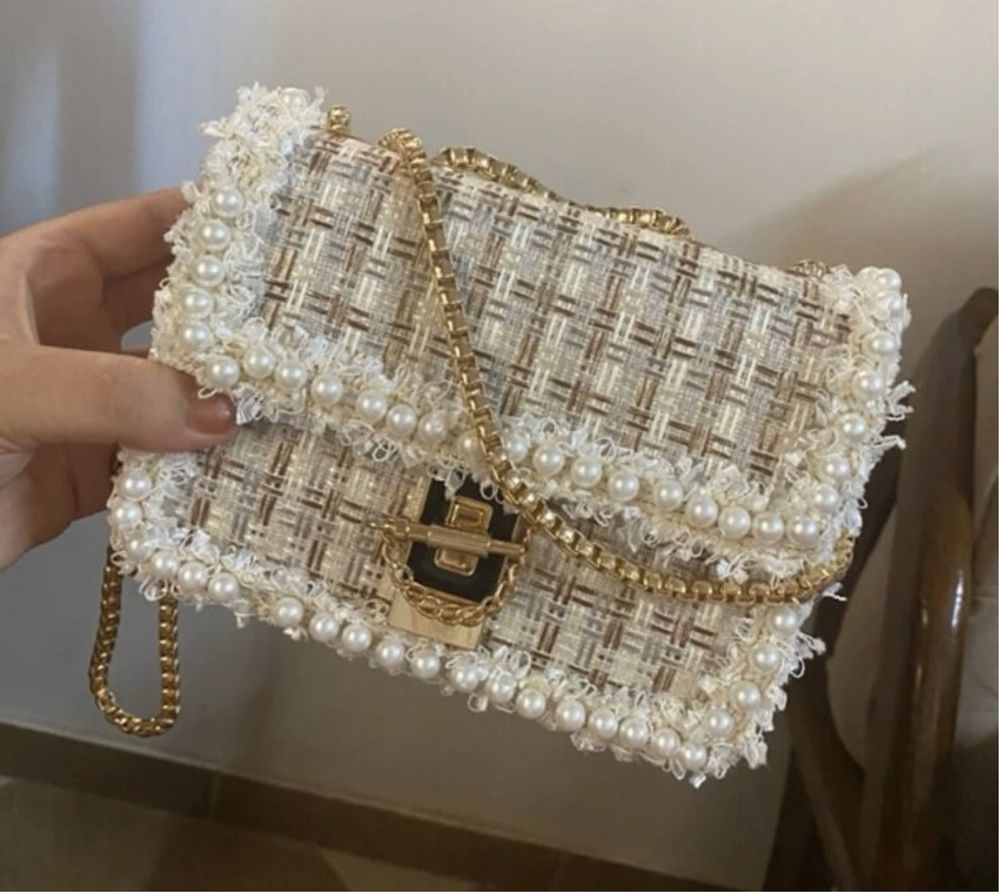 Дамска чанта букле в бяло и златно с декорация перли и дълга дръжка