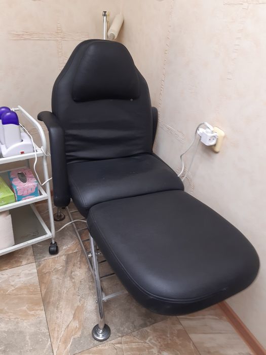 Продам косметологическую кушетку.б/у. Состояние отличное.тку.б/у. Сост