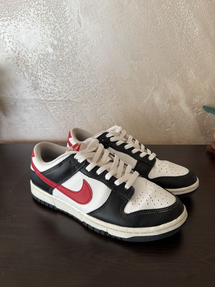Nike Dunk Low.