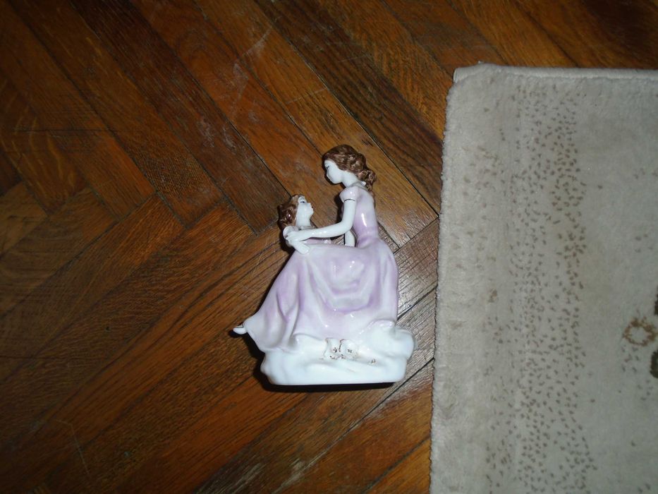 Bibelouri din portelan cu trandafiri, cosulete, doamne