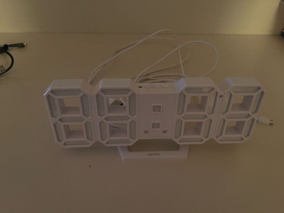 Электронные настольные часы