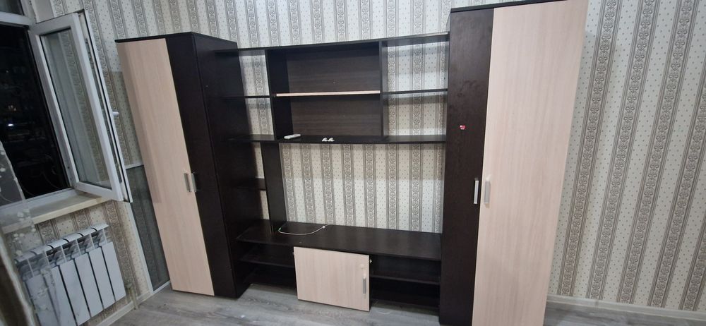 Шкаф с полками и с вещелкам состояние хороший. Кресло универсальный