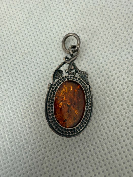 Сребърна висулка с кехлибар. №7535