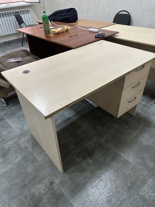 Офисные столы б/у, продаем в связи переездом в новый офис