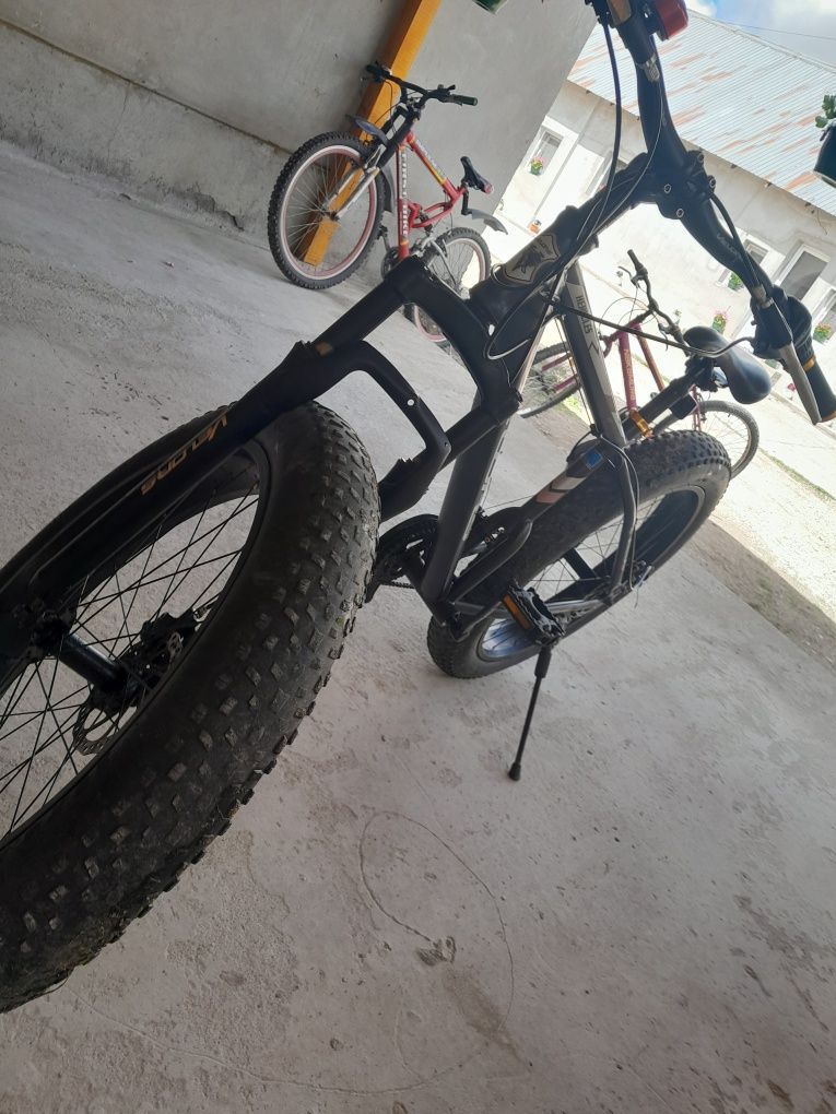 Vând bicicleta Mountain Bike cu cauciucuri groase