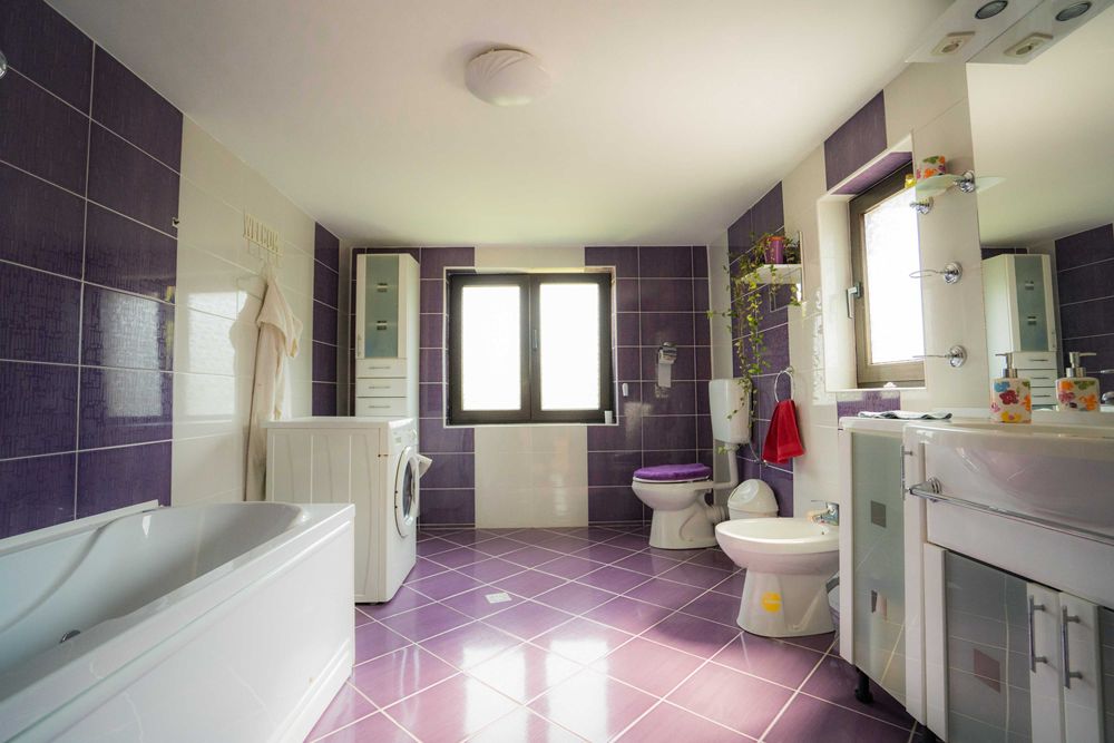 Vilă moderna/Pensiune cu 8 camere și 1000 mp teren, complet mobilată