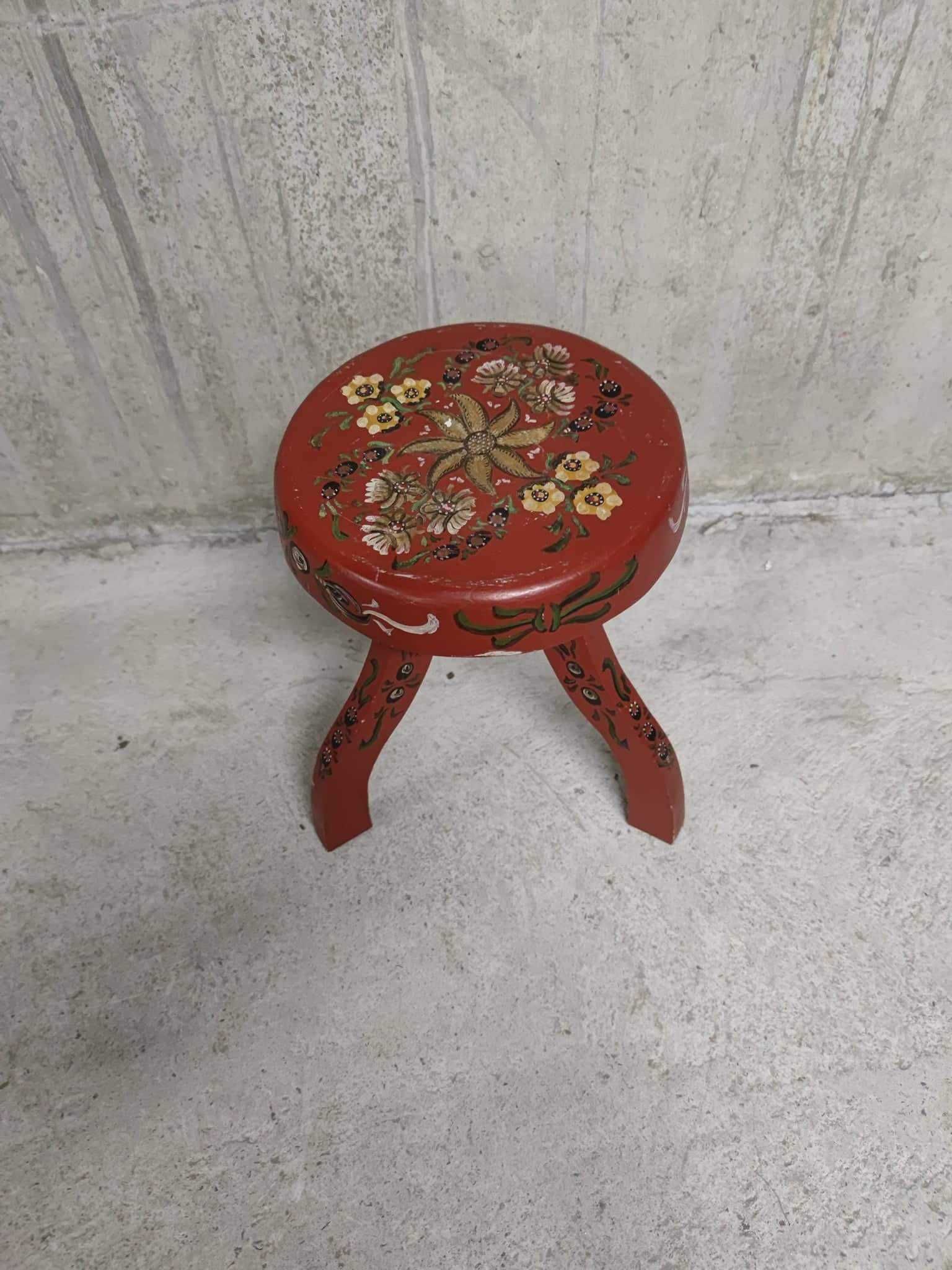 Ръчно изработено и рисувано столче