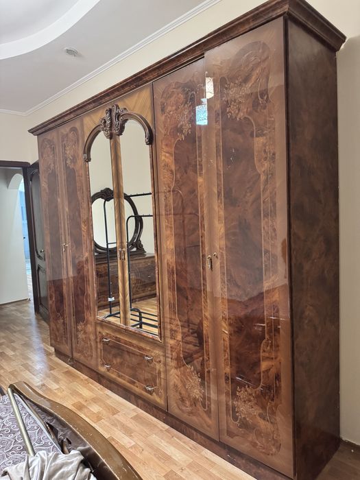 Спальный гарнитур из дерева в цвете орех