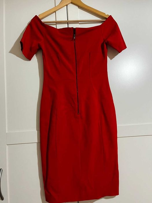 Стилна червена рокля в отлично състояние