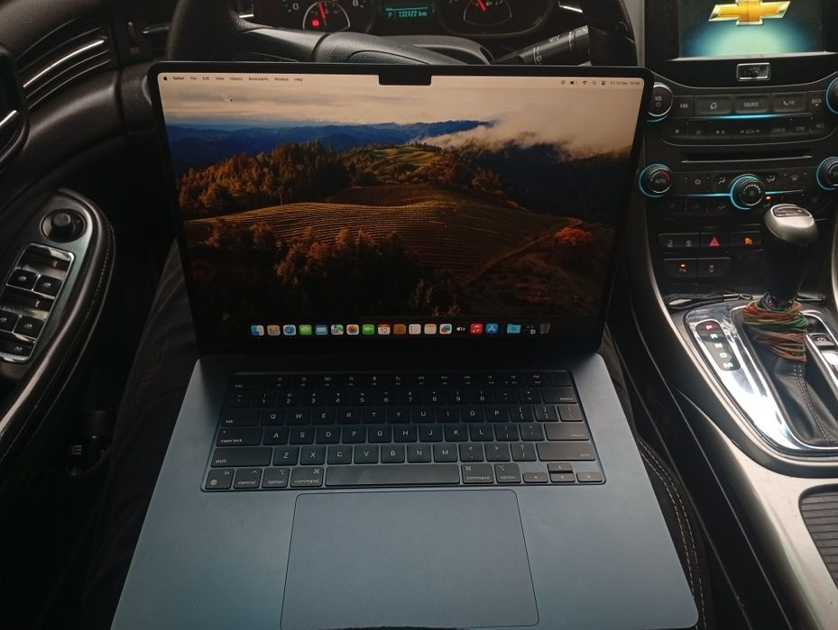 Macbook m3 15 inch  . 8gb/512gb