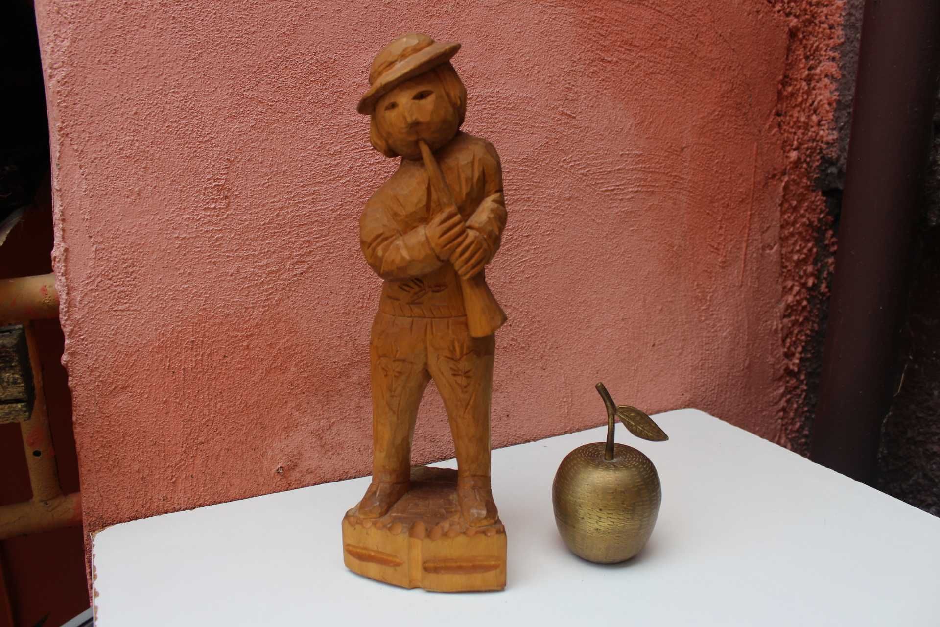 Figurina / Sculptura in lemn, Ciobanas cantand la fluier