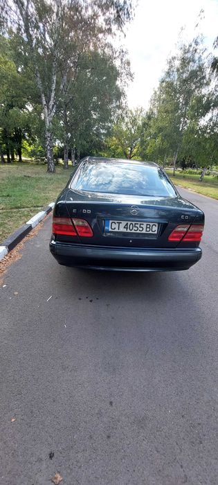 Продавам МЕРЦЕДЕС Е Класа КЛАСИК 2000г