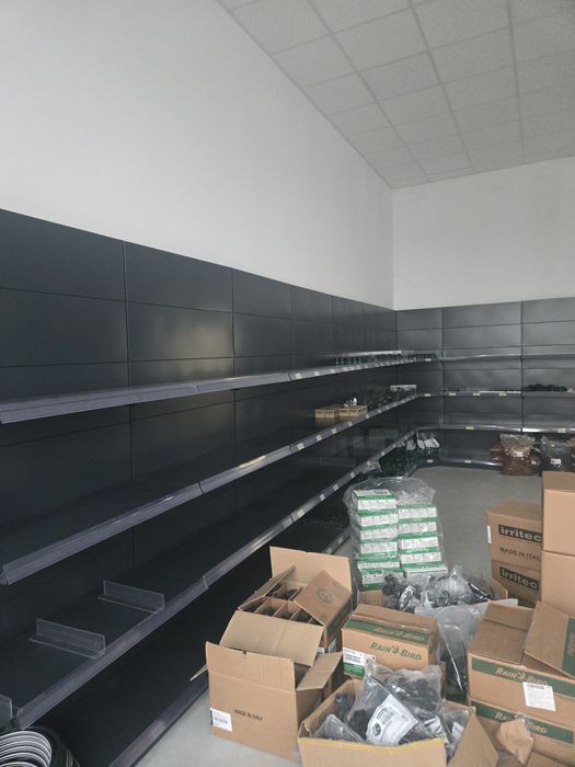 Стелажи от затворил магазин