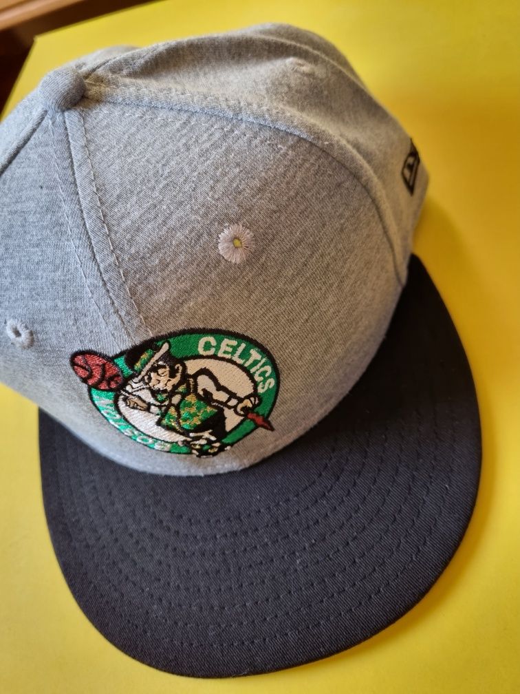 Sapca SnapBack S/M New Era Boston Celtics cozoroc drept negru/gri .