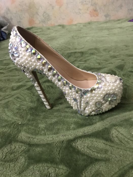 Pantofi albi cu cristale și perle