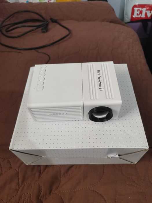 Mini projector z1