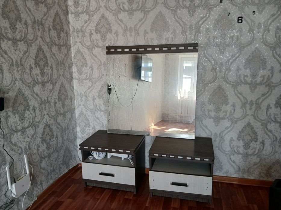 2 комода и зеркало