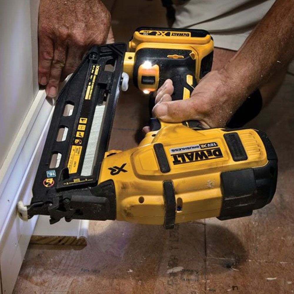 Акумулаторен Такер за дърво  DeWALT DCN660NT/18V с Куфар