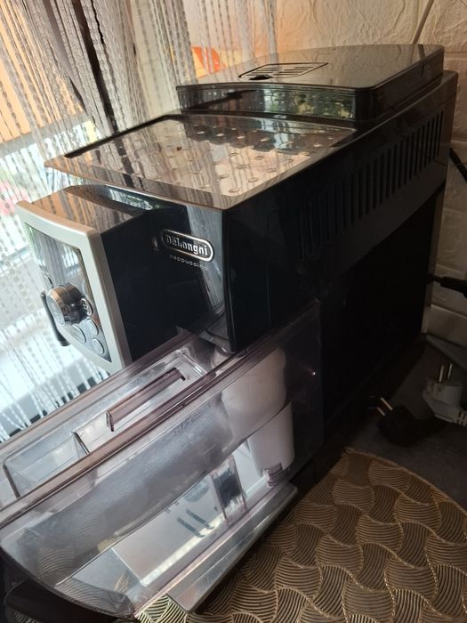 Mașina de cafea cu boabe De longhi capuccino folosita ocazional