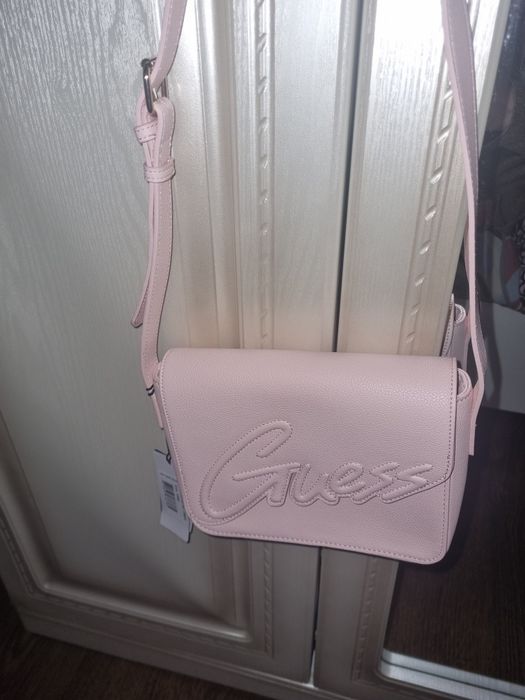 Geata Guess roz.