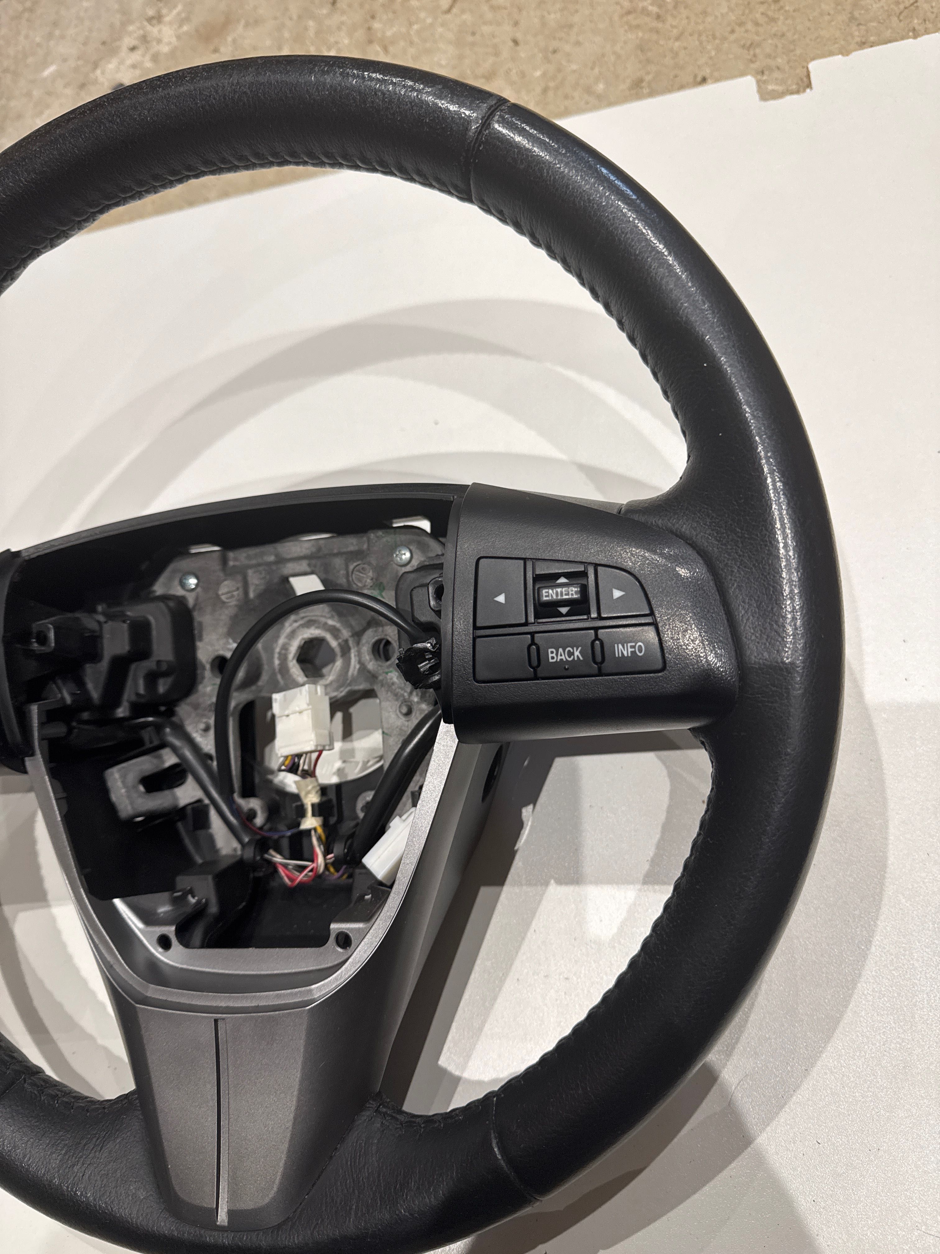 Mazda 3 кожен волан Мазда 3