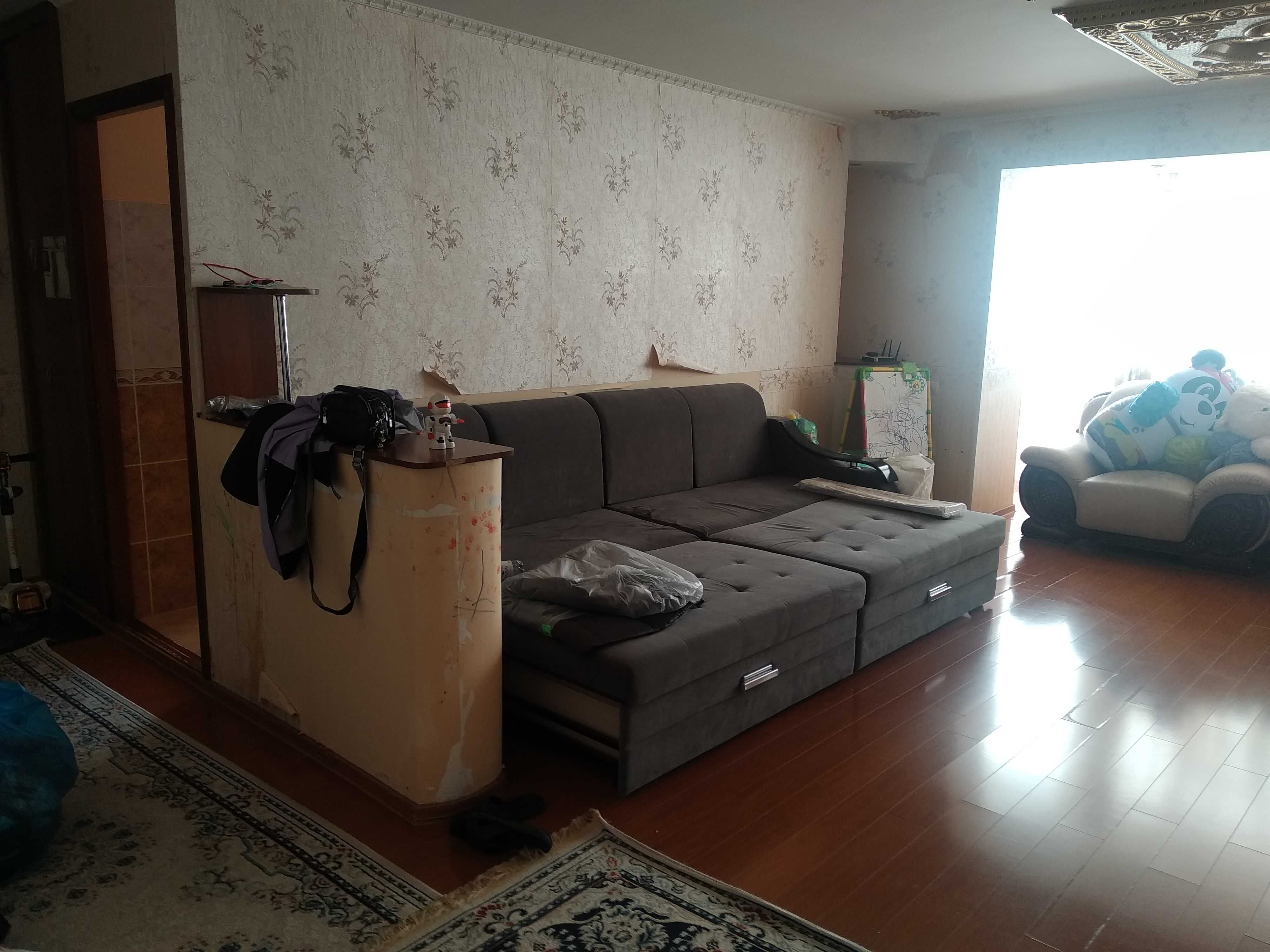 Продам 4-ех комнатную квартиру в районе центрального стадиона