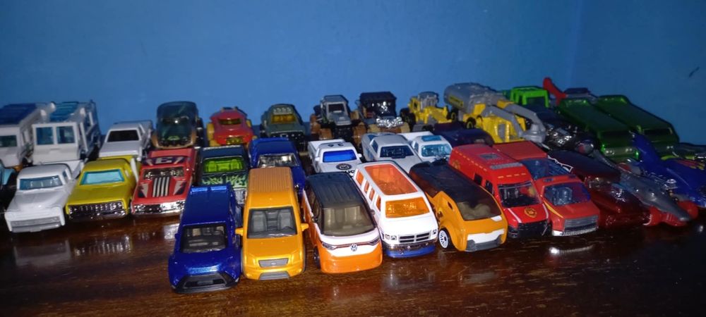 Продавам колекция от колички в нaмален размер.135 броя без драскотинка