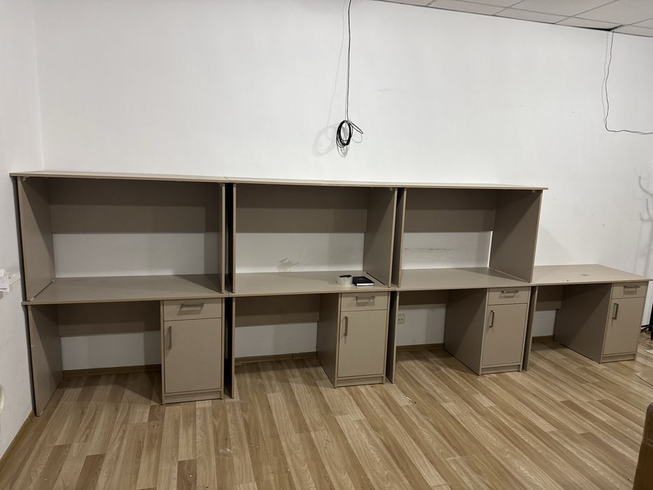 Срочно продается столы и кресли почти новые