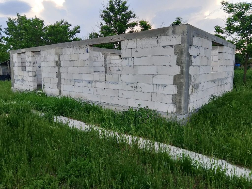 Vând casă+ teren