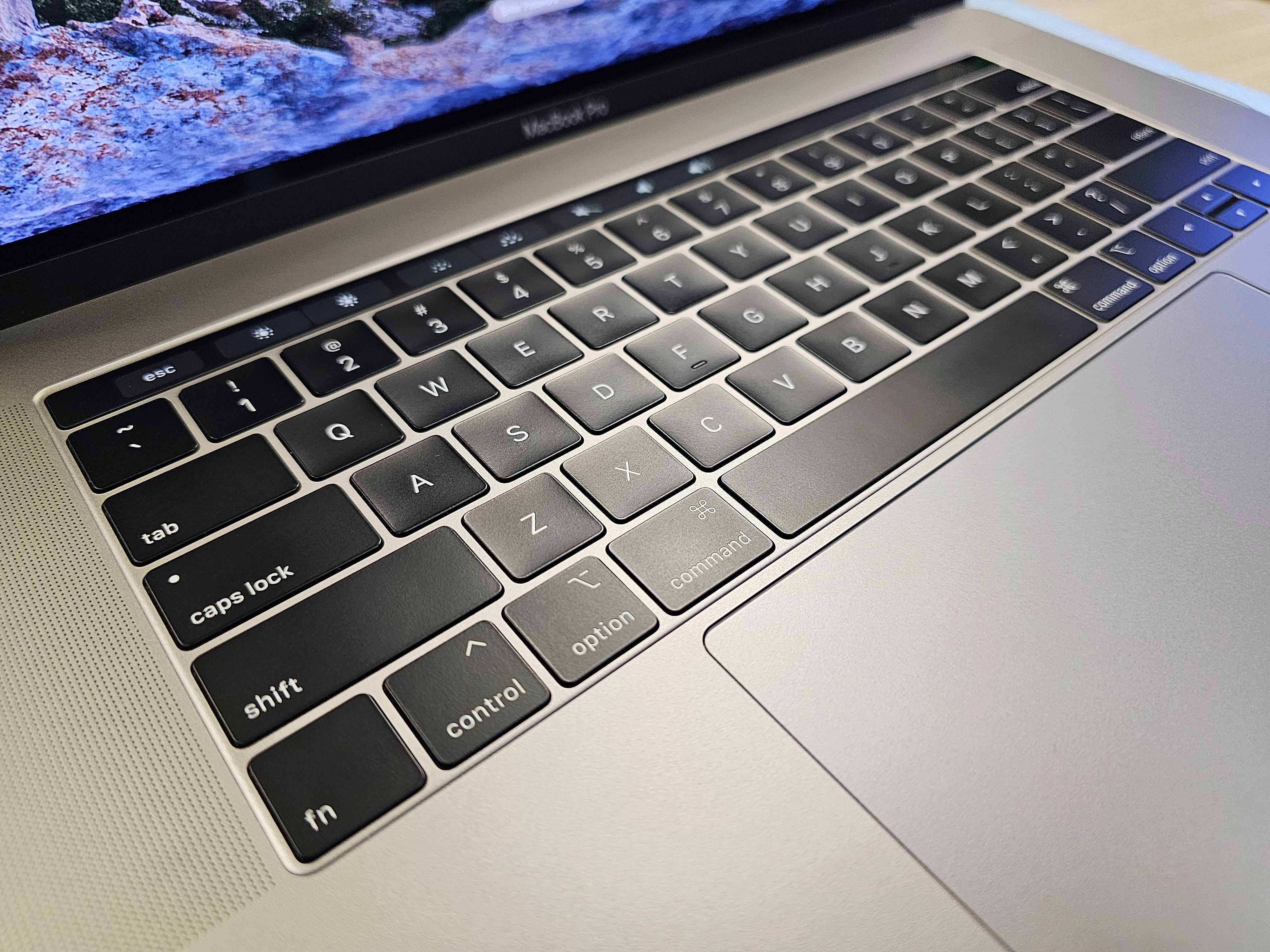 MacBook Pro A1990 Intel Crore i9 / 32GB Ram / 512GB SSD