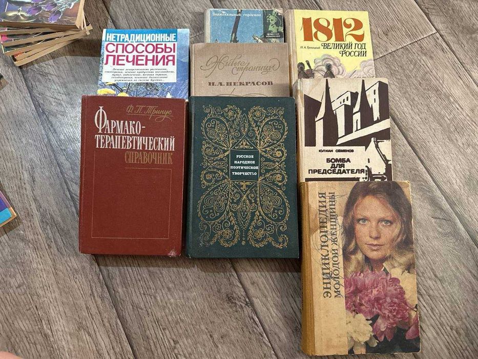 Книги по корейскому языку обучающие, словари и много разных книг...