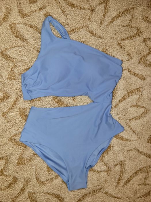 Costum de baie întreg, cu decupaj