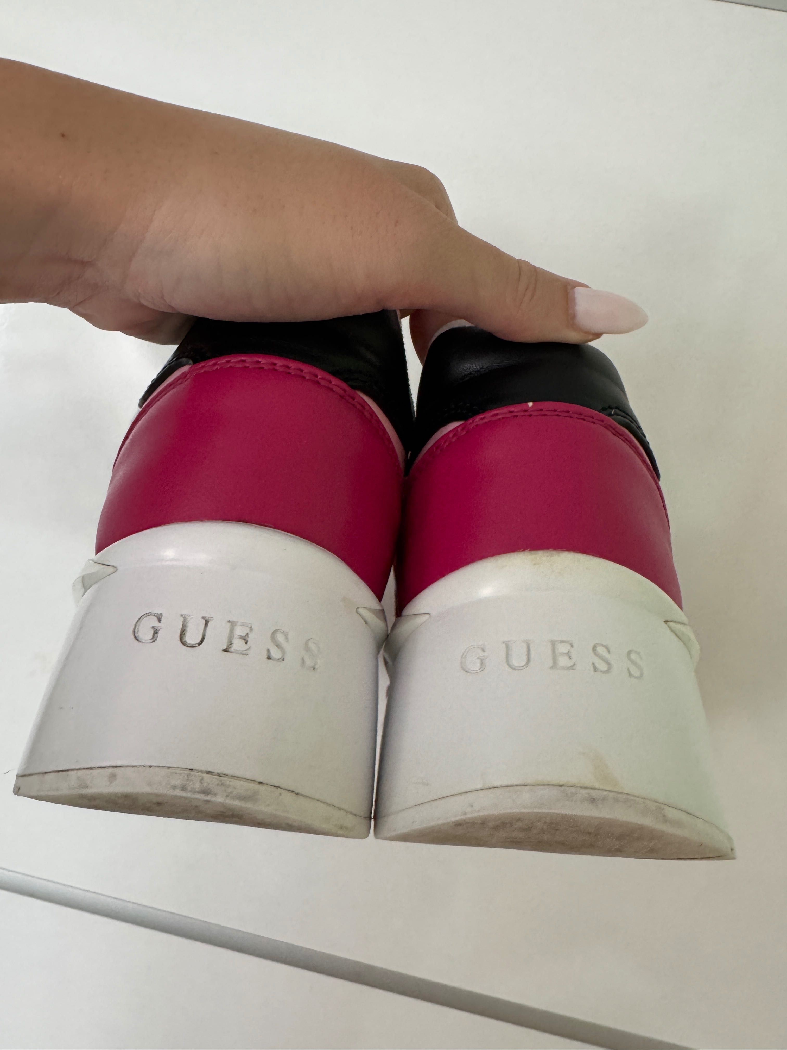Дамски сникърси GUESS (размер 40)