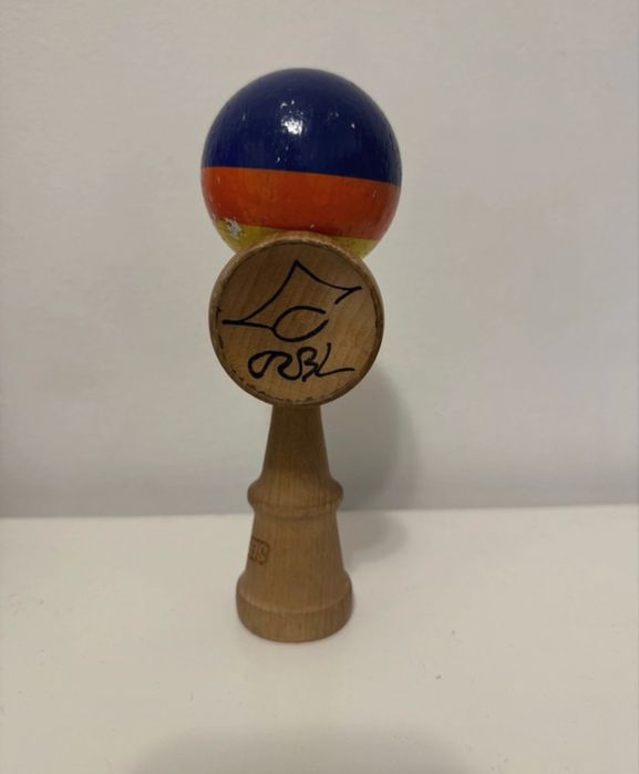 Kendama Sweets de colecție cu semnătura lui CRBL