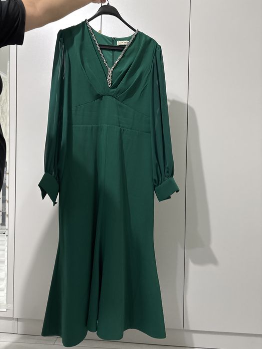 Продается вечерное платье зеленого цвета.