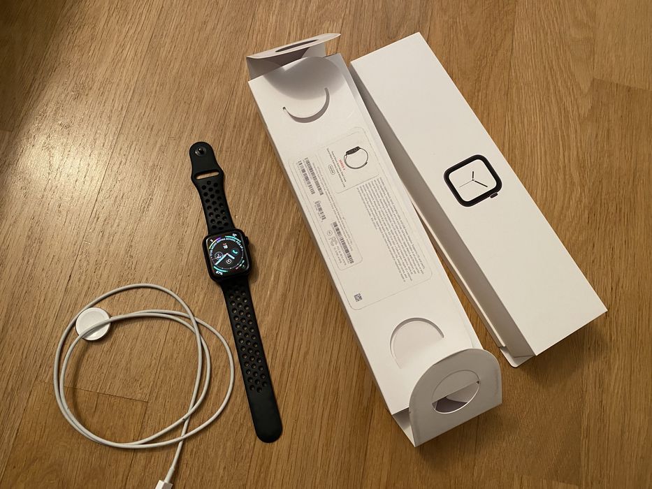 Apple Watch 4 - 44 MM - Sapphire & Stainless - Cellular (GSM/LTE)