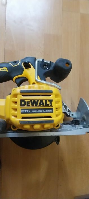 Vând circular de mânã Dewalt 20v cu acumulatori .