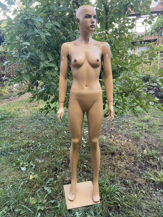 Женски манекени за витрина, фотосесия или изложба