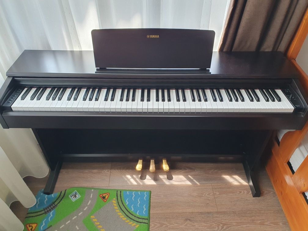 Vând pianina yamaha arius URGENT!