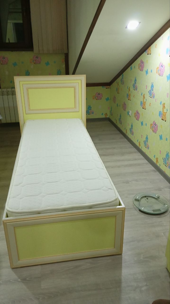 Продам 2 кровати с мотрасами