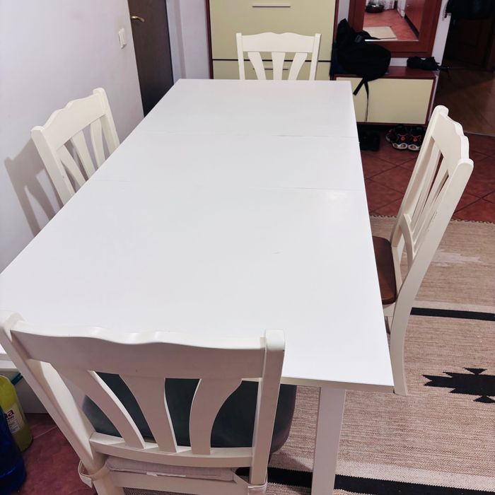 Vând set bucătărie  masă extensibila și 4 scaune