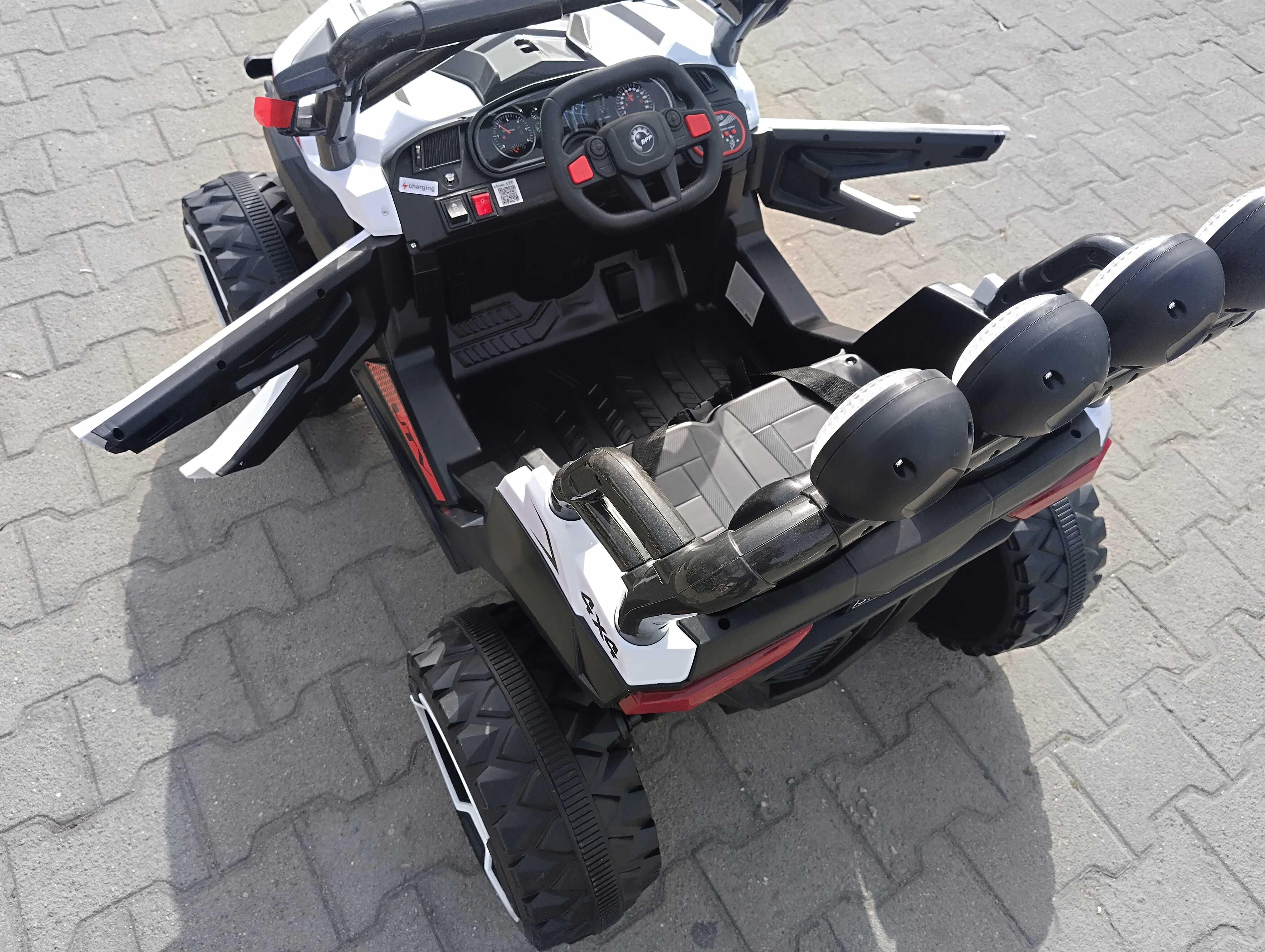 SAFARI двуместен акумулаторен джип JAKARTA 4x4 бял