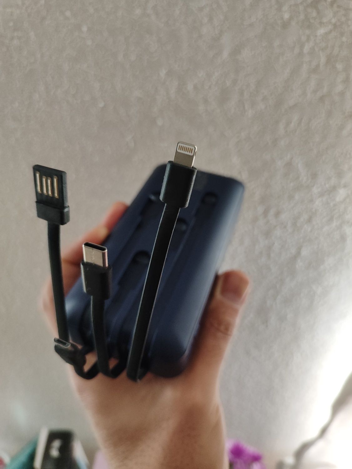 Внешний аккумулятор Power Bank 20 000 мАч, 4 кабеля для зарядки.
